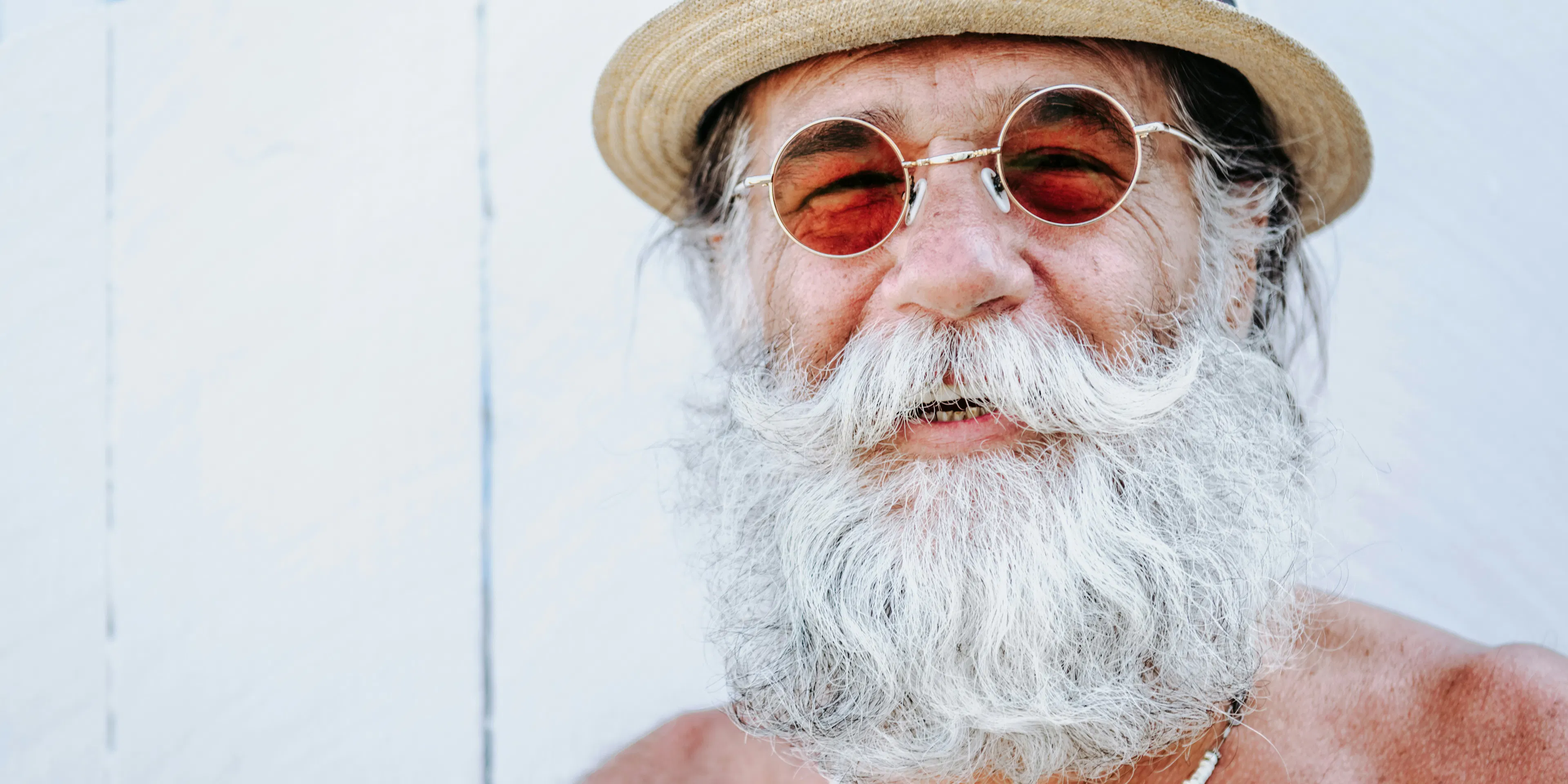 une personne agée souriant