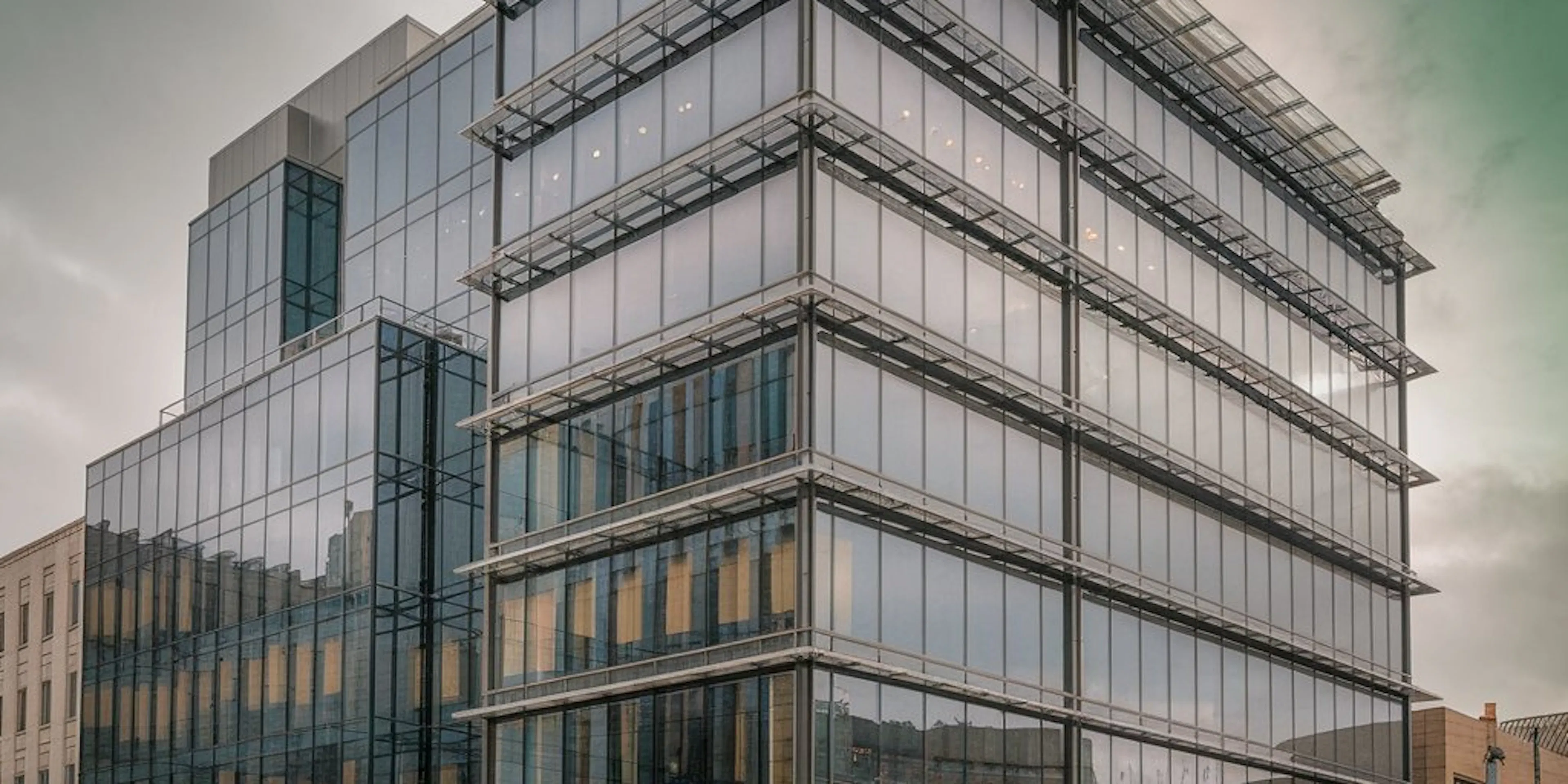 Un grand immeuble vitré