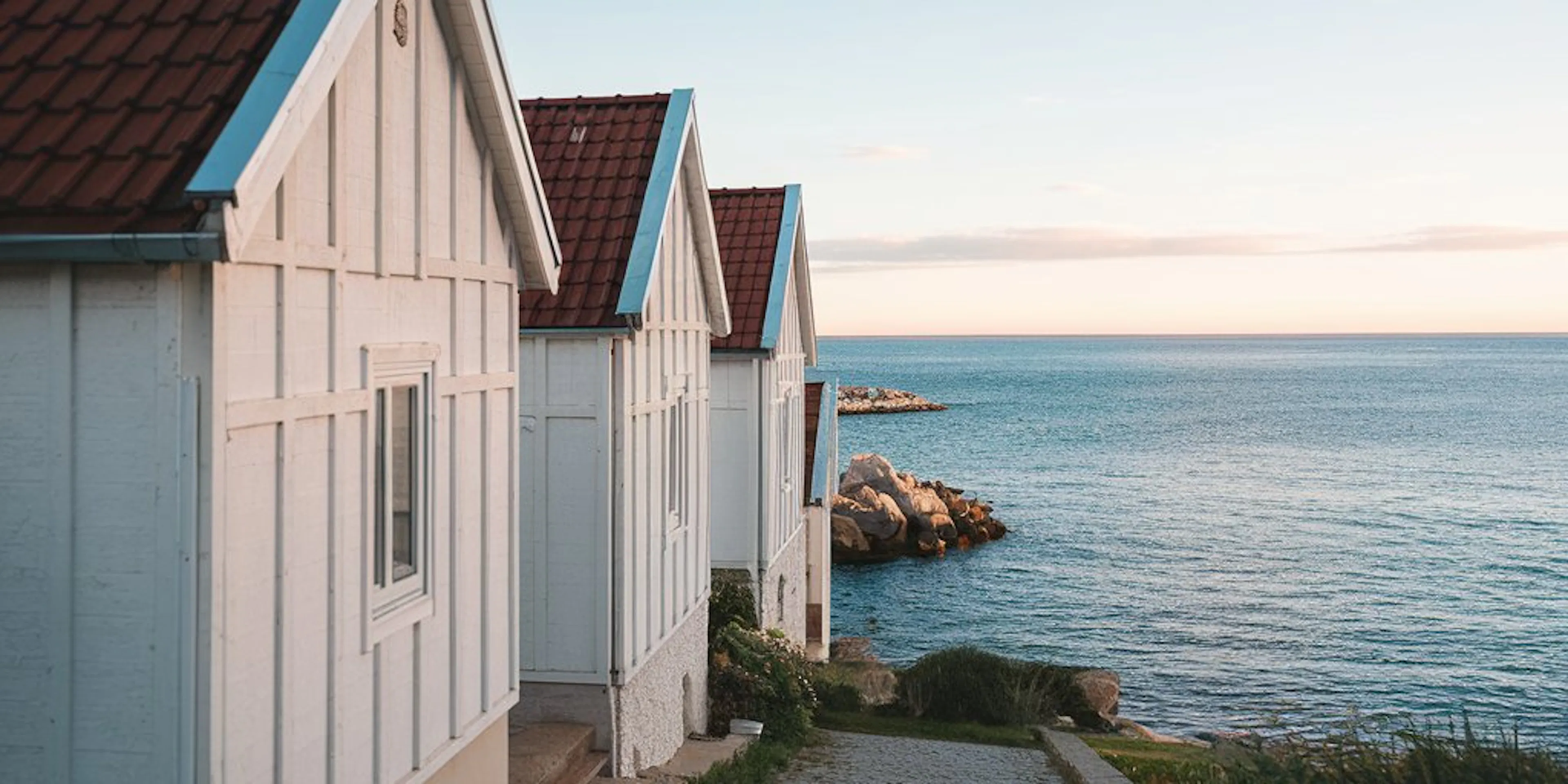 Des maisons au bord de la mer