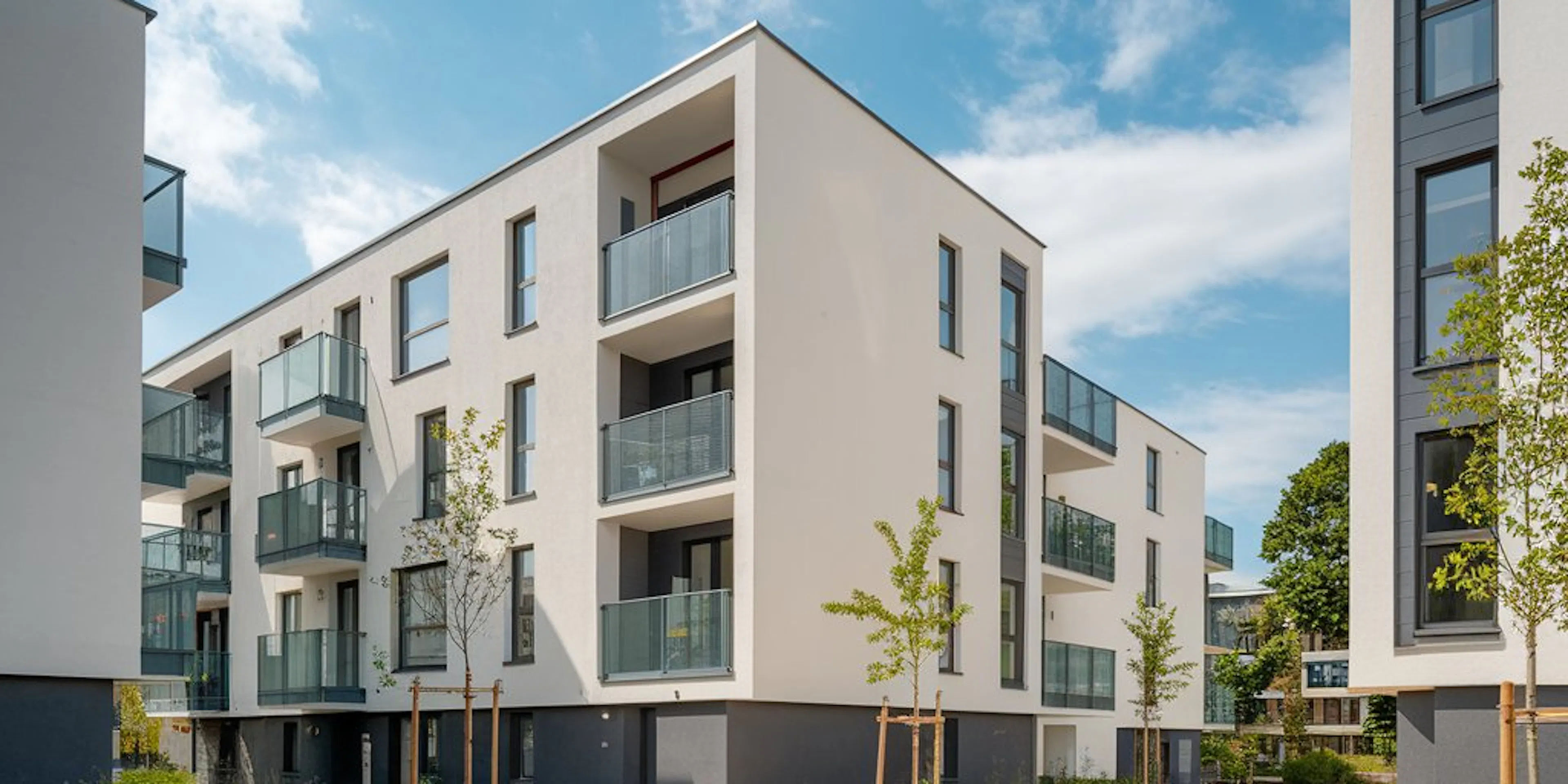Un bâtiment avec beaucoup d'appartement