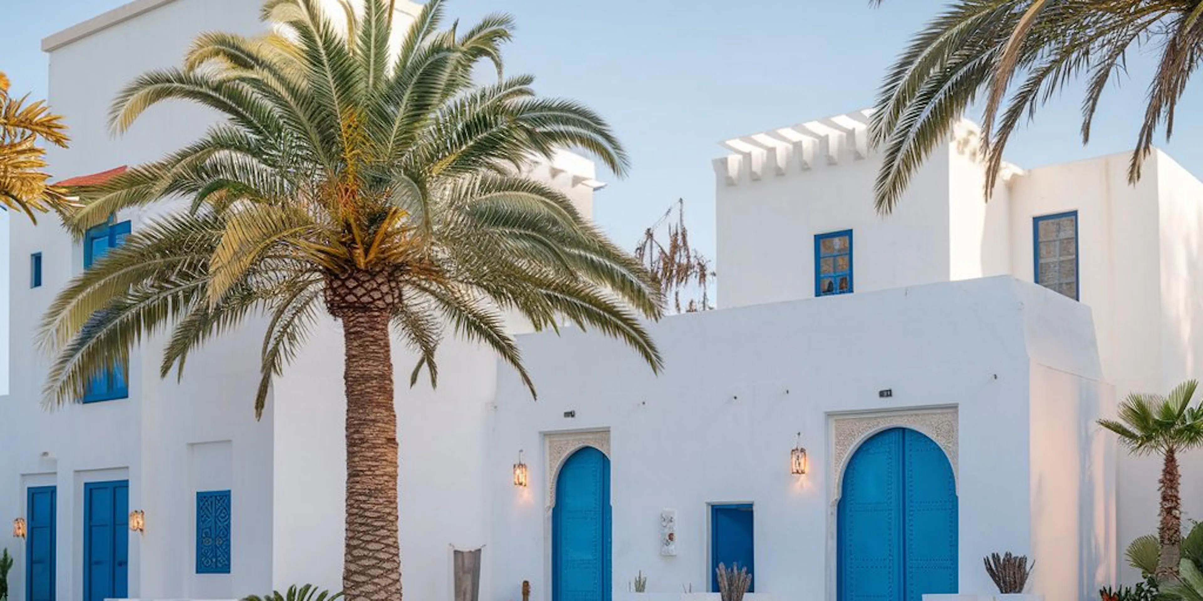 Des jolie maisons blanches avec des arbres devant