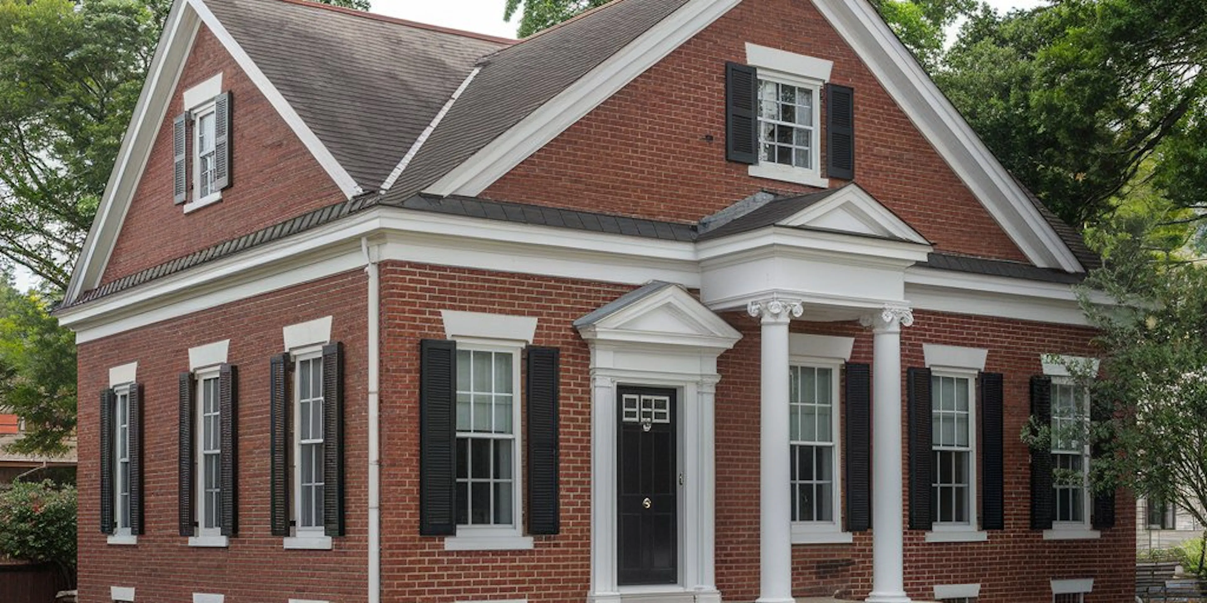 Une jolie maison avec une belle pelouse