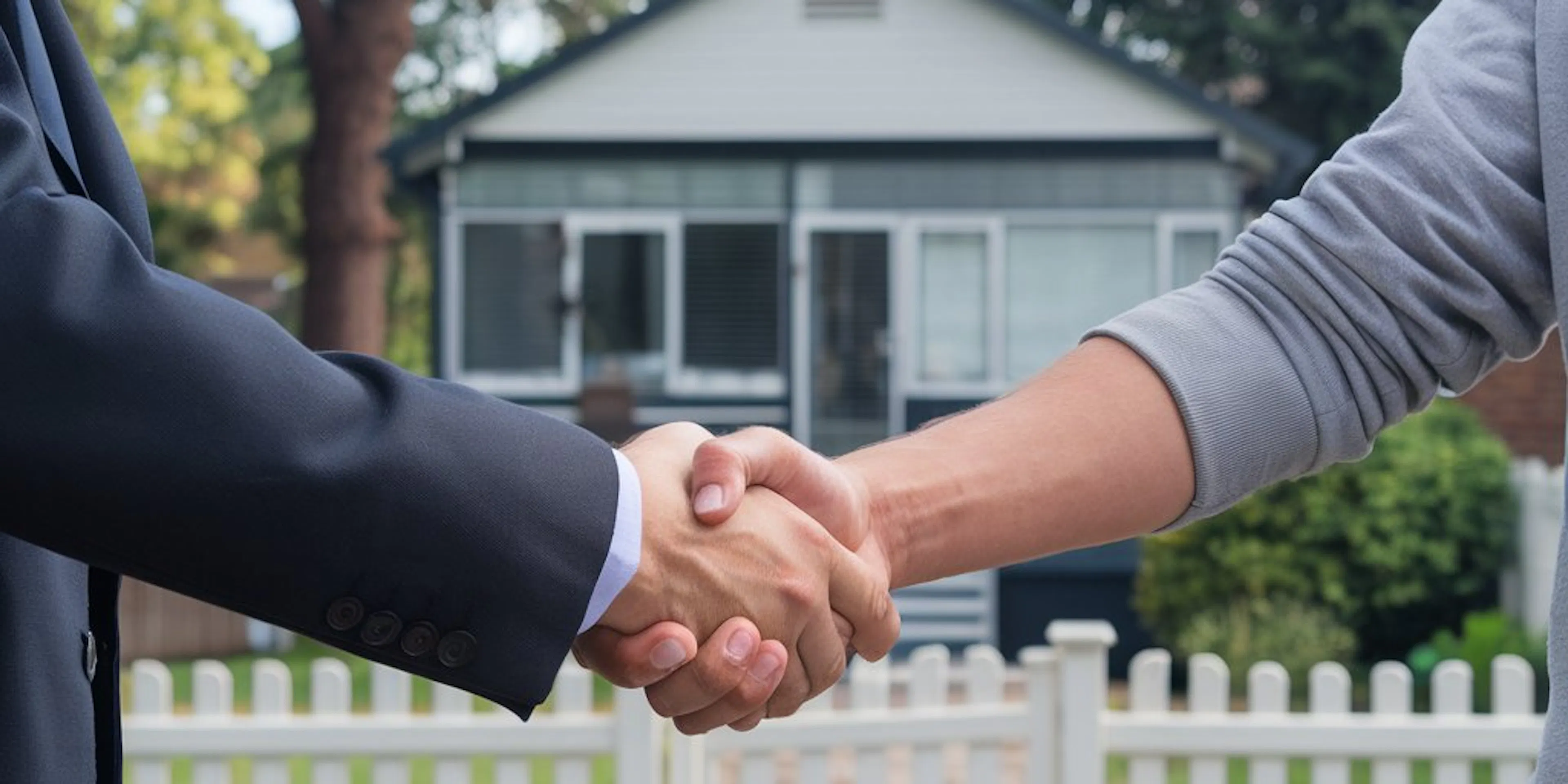 Deux hommes qui se serrent la main