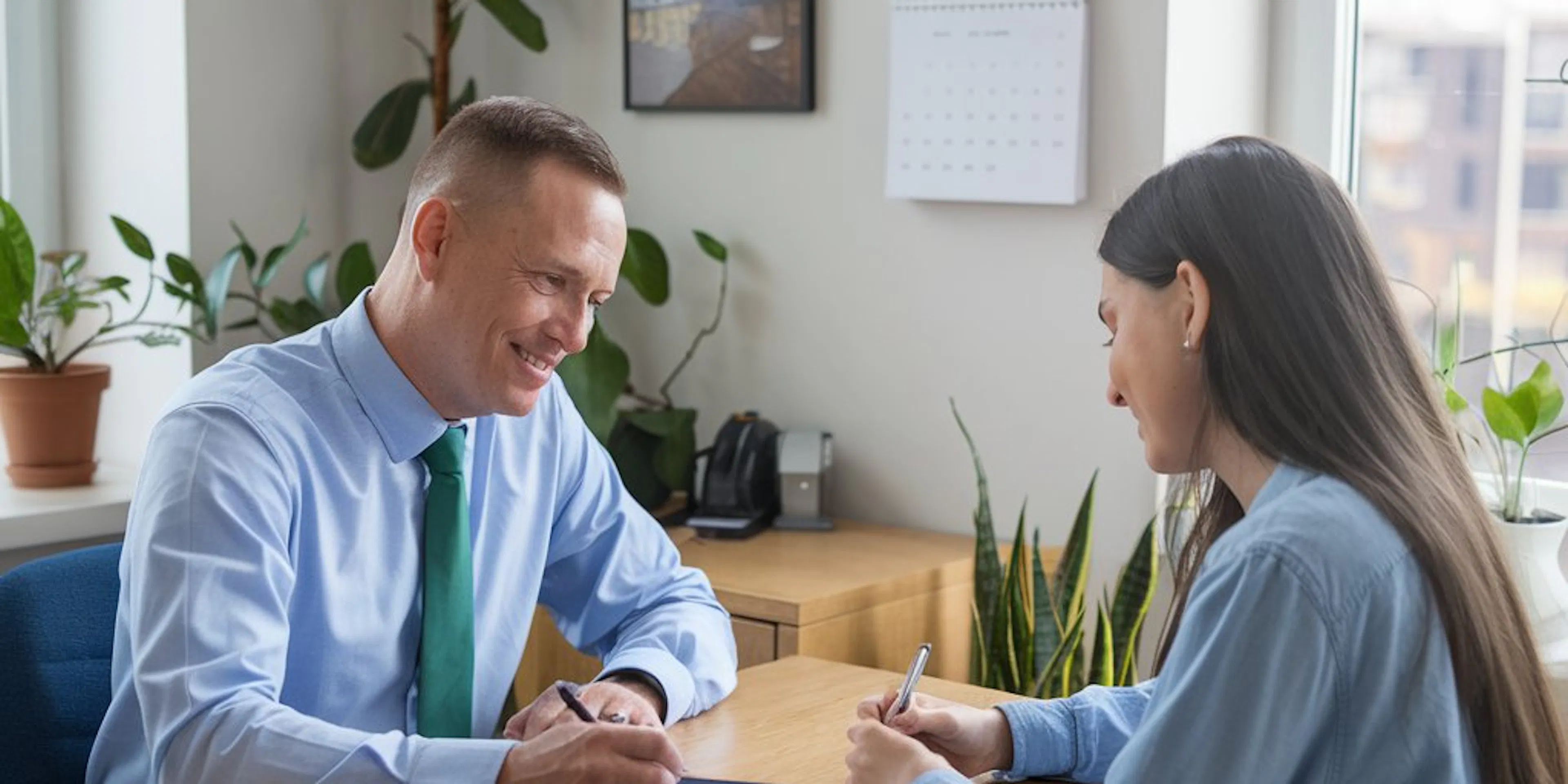 Deux adultes qui fixent des termes