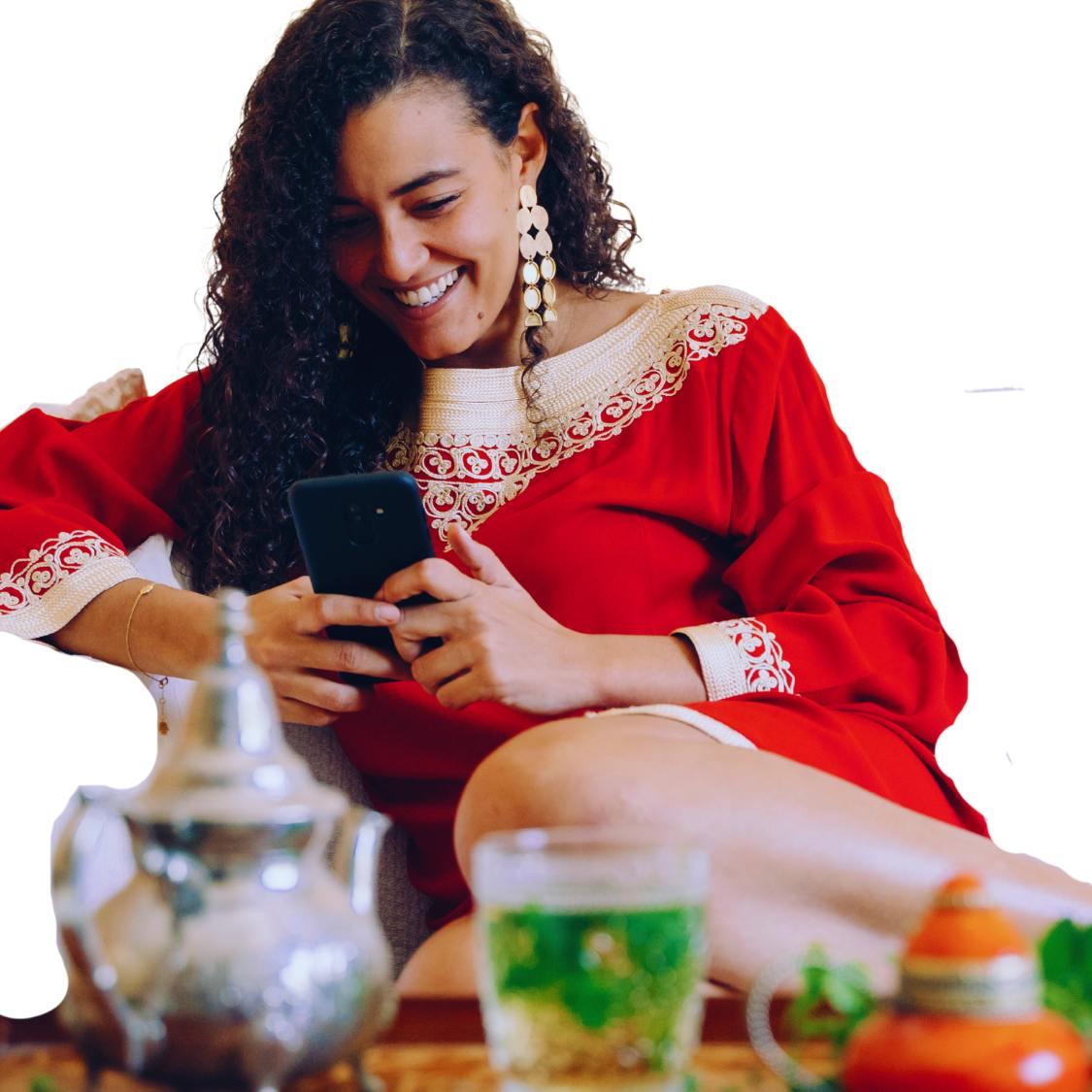 Une femme dans une tenue orientale tenant un smartphone