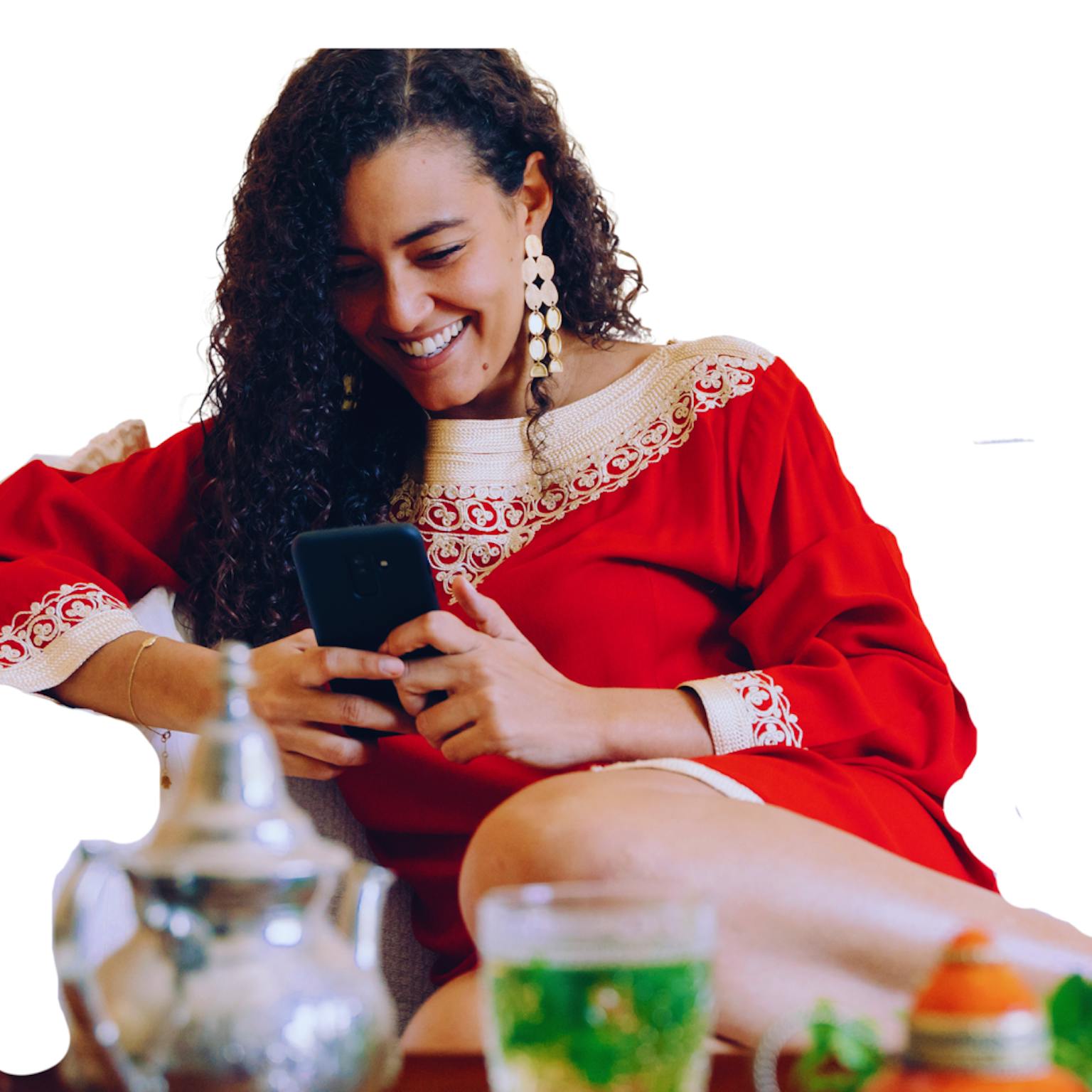 femme orientale sur son téléphone