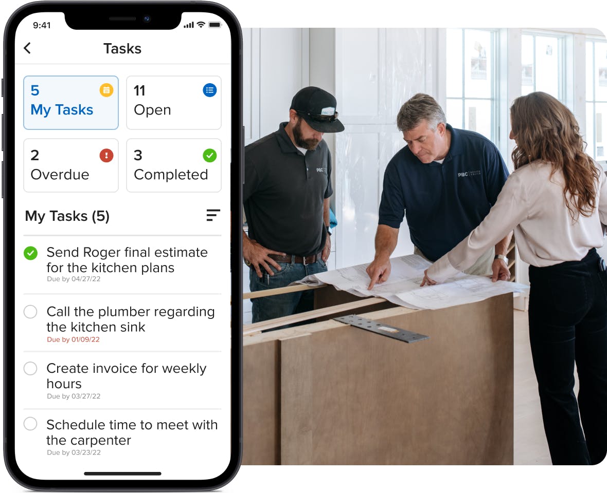 general contractor collaborates with vendors via project management app