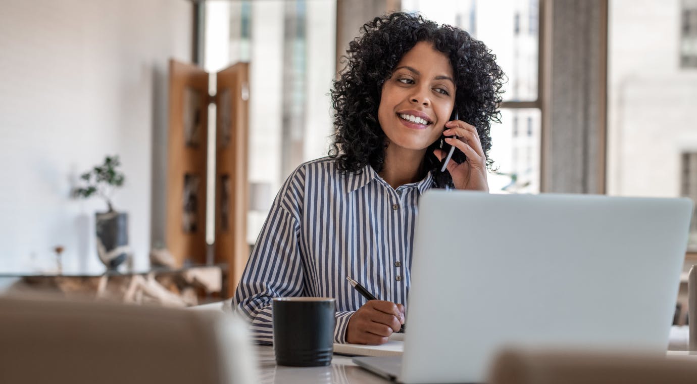 Expertin am Telefon