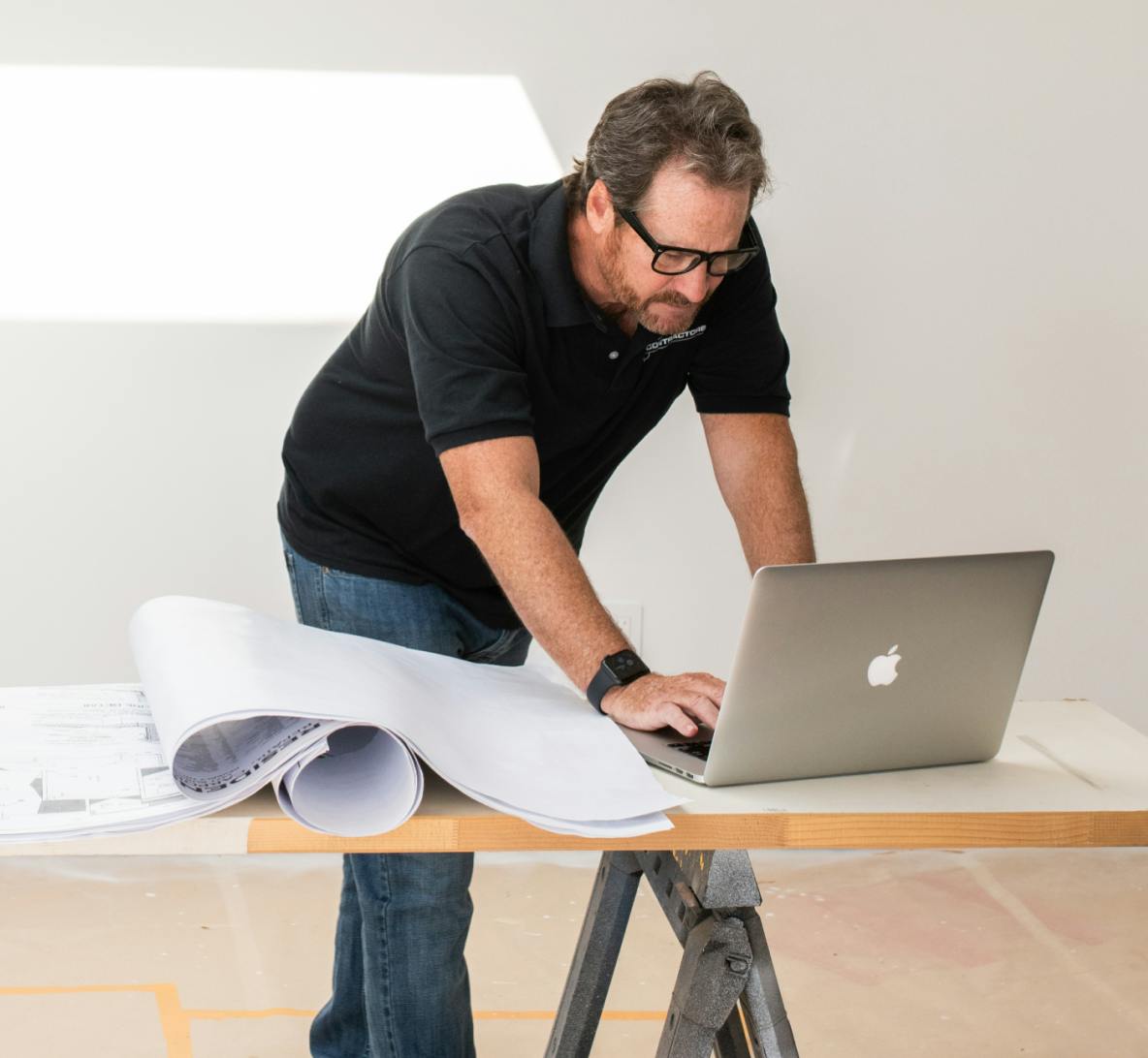 Homme travaillant sur un ordinateur