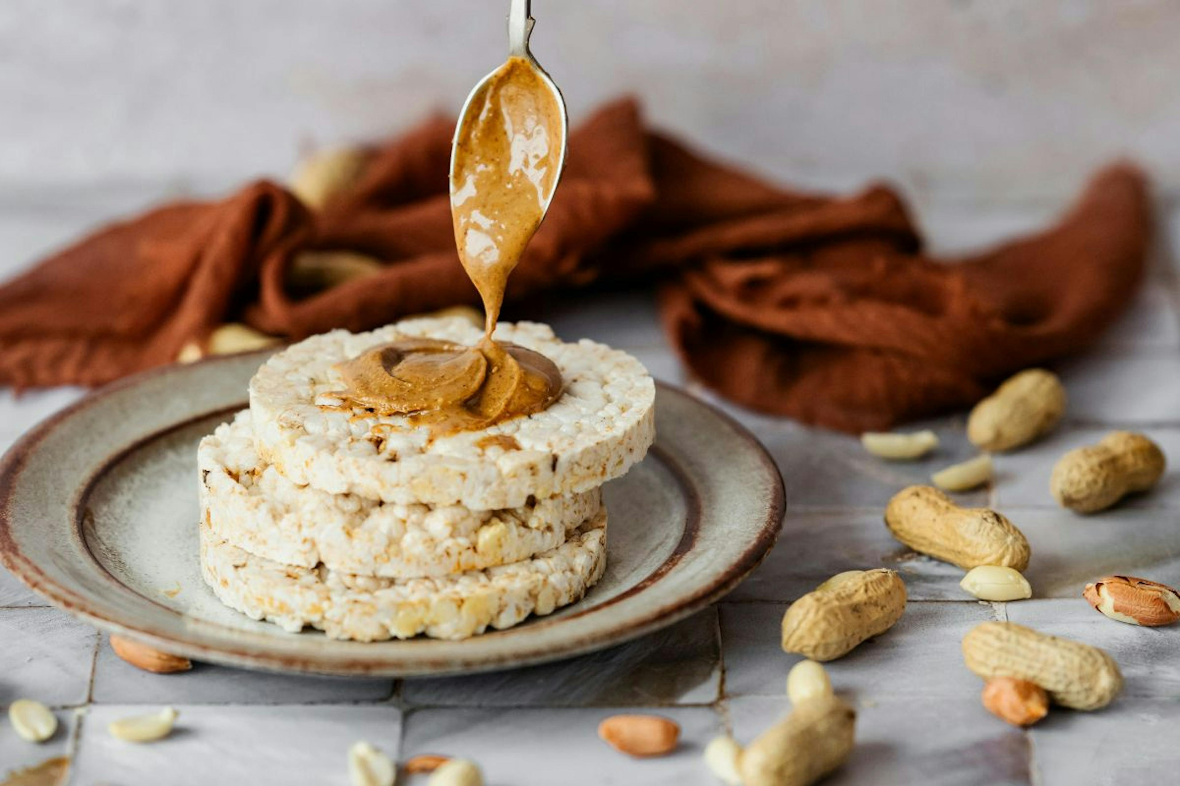 rice cakes with peanut butter