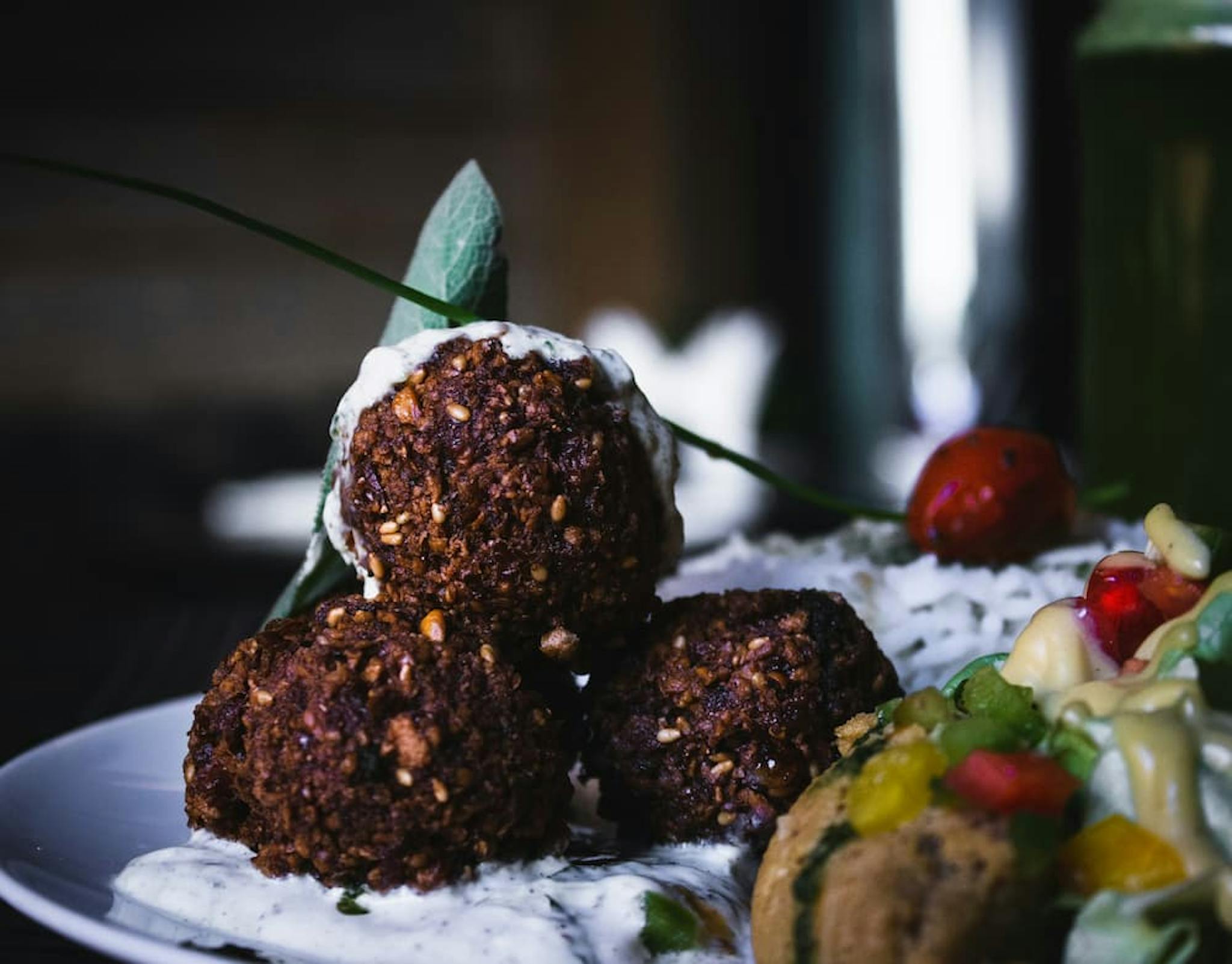 Crispy balls accompanied by sauce and fresh vegetables, perfect for a healthy and tasty snack