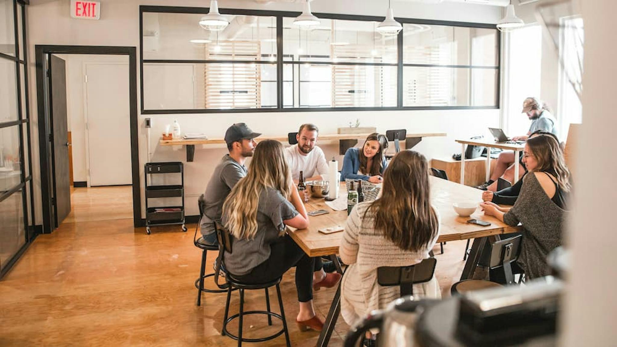 Collaborative workspace with several people debating in a modern and cozy environment