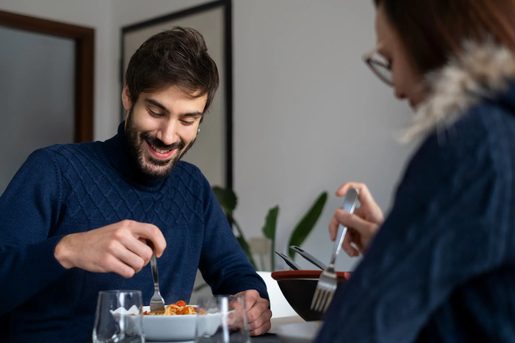 Coworkers enjoying a homemade meal together, showing how to create an employee meal experience that boosts connection and morale.