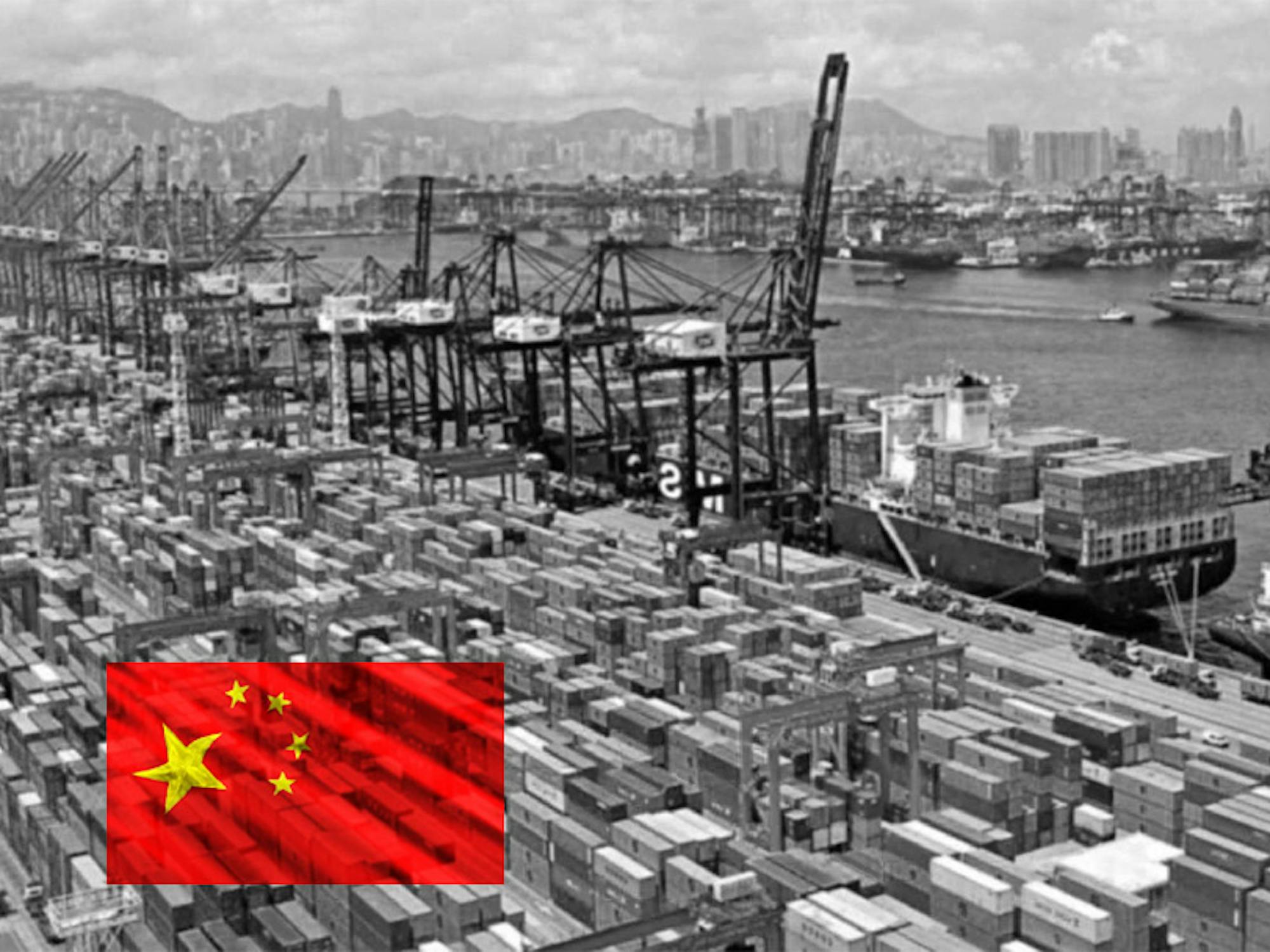 Çin Bayrağı ve bir liman