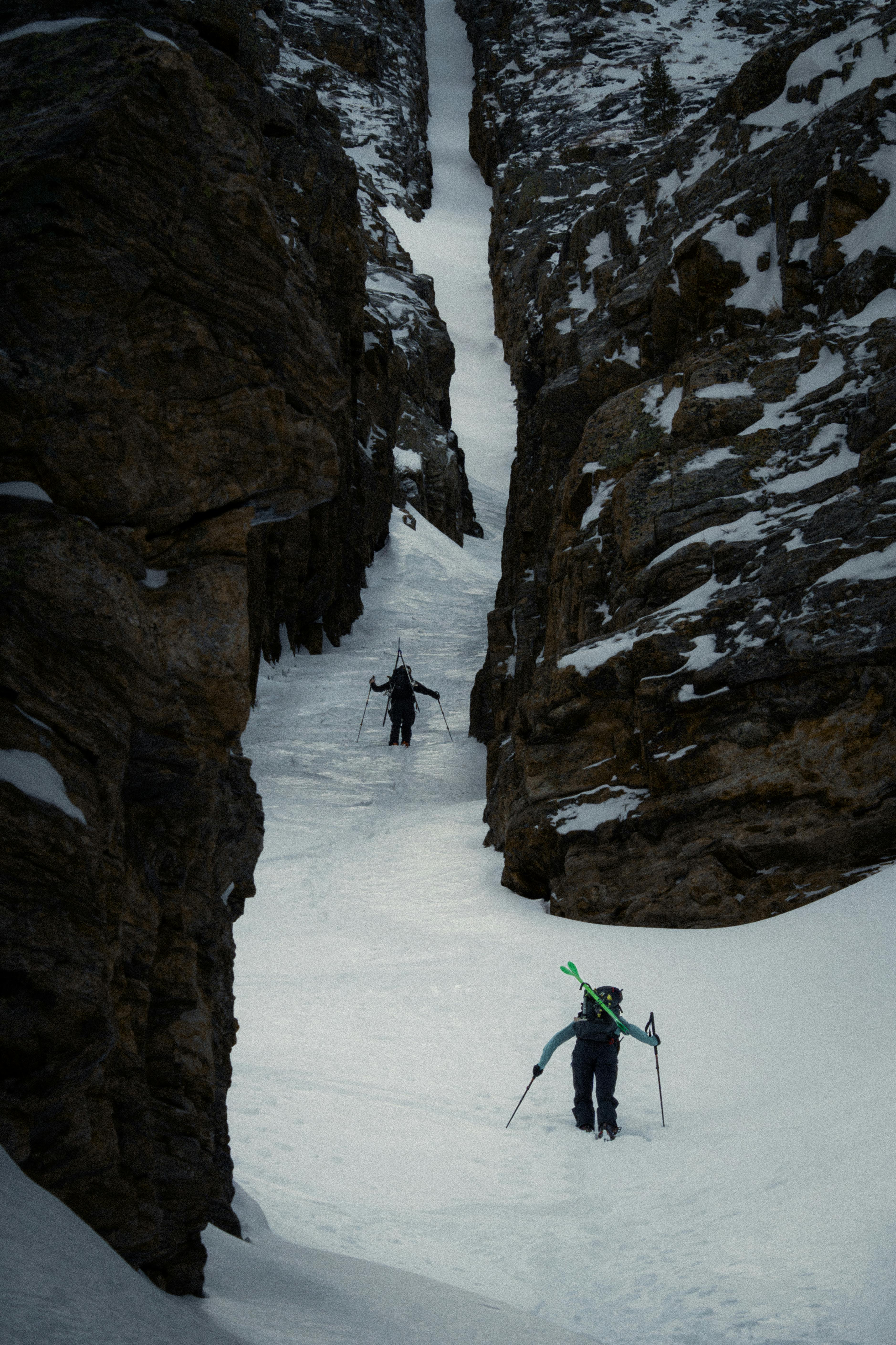 Two skiers in a narrow couloir