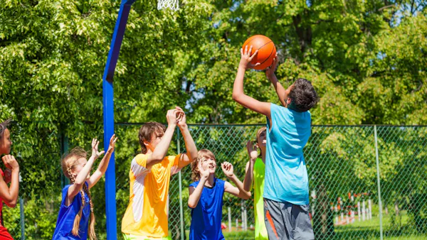 basketballende kinderen