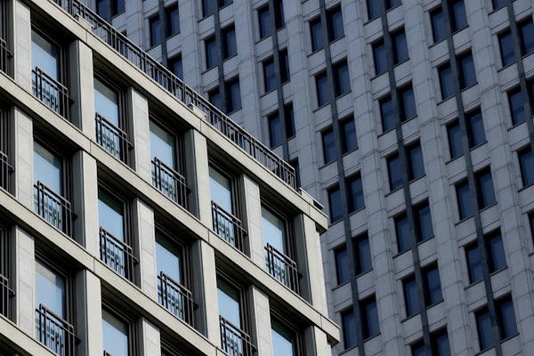Grijs gebouw met ramen 