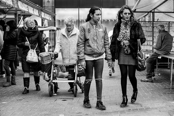 Personen op de markt in zwart wit