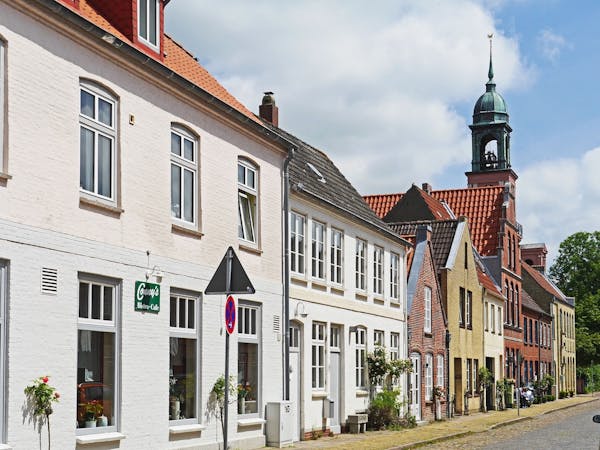 Straat met huizen en kerk 