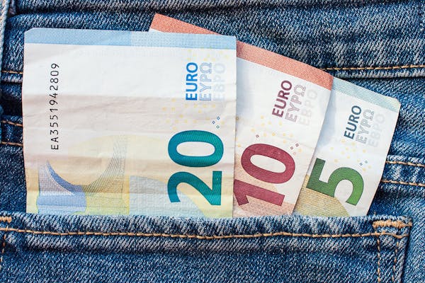 Geldbiljetten in broekzak 