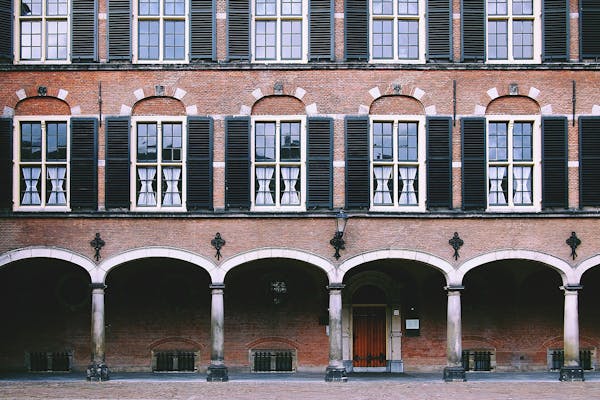 Oud gebouw met ramen