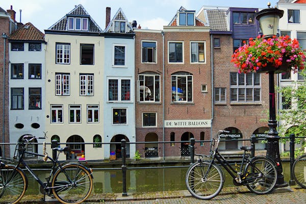 Grachtenpanden met fietsen ervoor