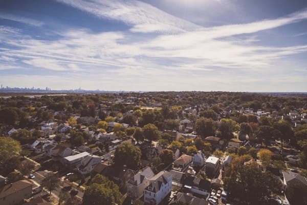 Huizen met bomen en een blauwe lucht