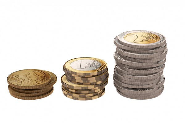 Stapel munten van 50 cent, 1 euro en 2 euro 