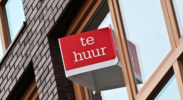 te huur bord aan een raam van een appartement