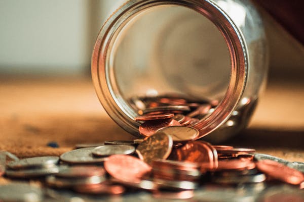 omgevallen pot met munten 