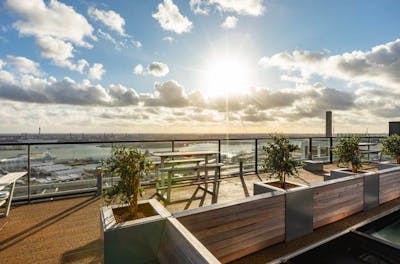 Dakterras met uitzicht op de maas