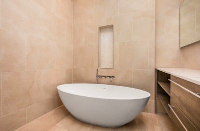 Badkamer van tegels en bad 