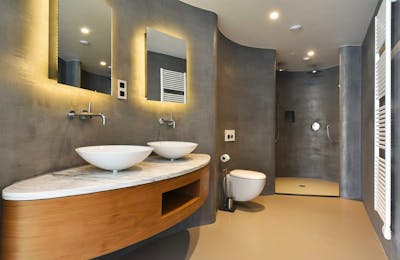 Badkamer met douche, wc en twee wasbakken