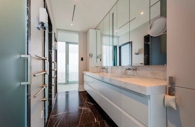 Luxe badkamer met marmeren tegels 