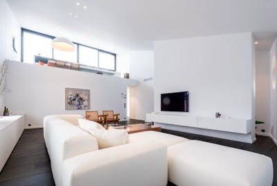 Woonkamer met wit interieur