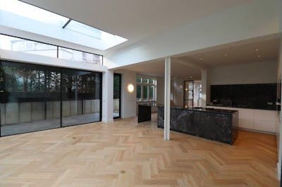 Lege kamer met laminaat en ramen 