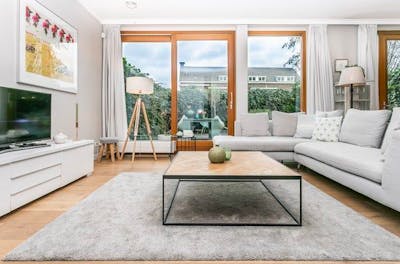 Woonkamer met bank, tafel en televisie 