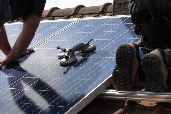 Zonnepanelen die worden gezet