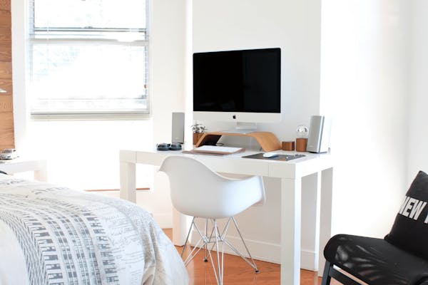 Slaapkamer met bureau en computer 