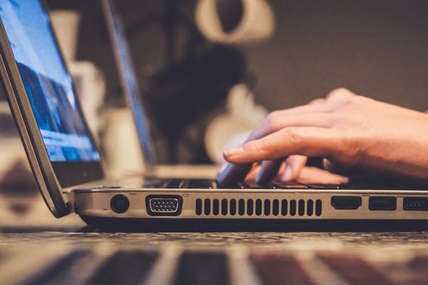 Vingers op laptop toetsenbord