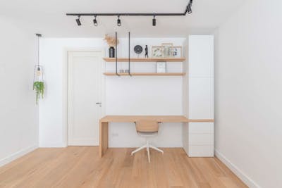 Kamer met houten bureau