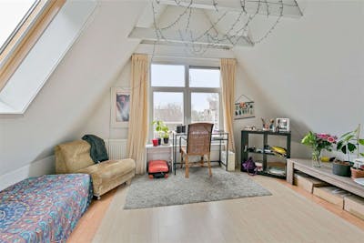 Kamer met een bank en een bureau 