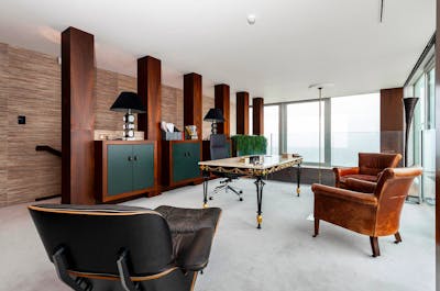 Luxe werkkamer met stoelen en een bureau 