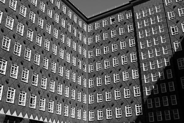 gebouw met ramen in het grijs