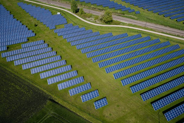 veld met zonnepanelen 