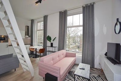 Studio met roze bank