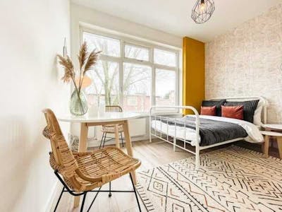 Studio woning met houten stoel