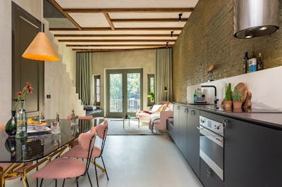 Zwarte keuken met eettafel 