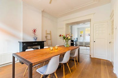 Houten eettafel met een open haard