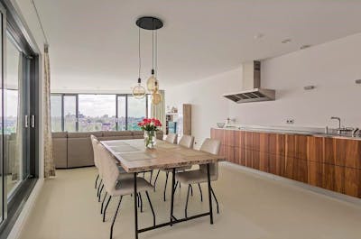 Eettafel en houten keuken 